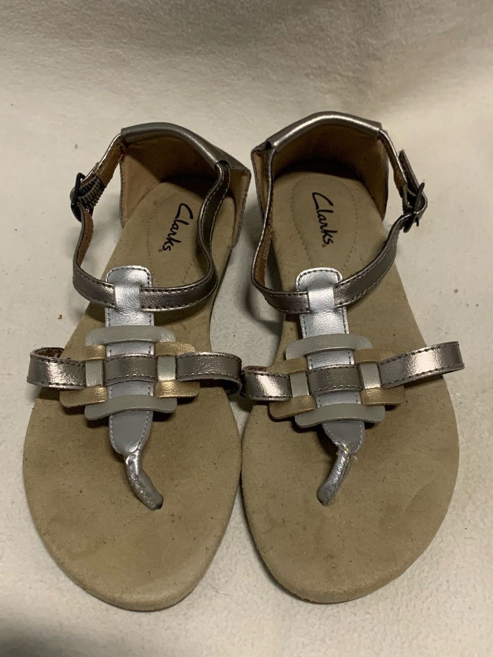 Clarks 7 M Gold Silver Leather T Strap Thong Sandals Euc Career Casual Comfort